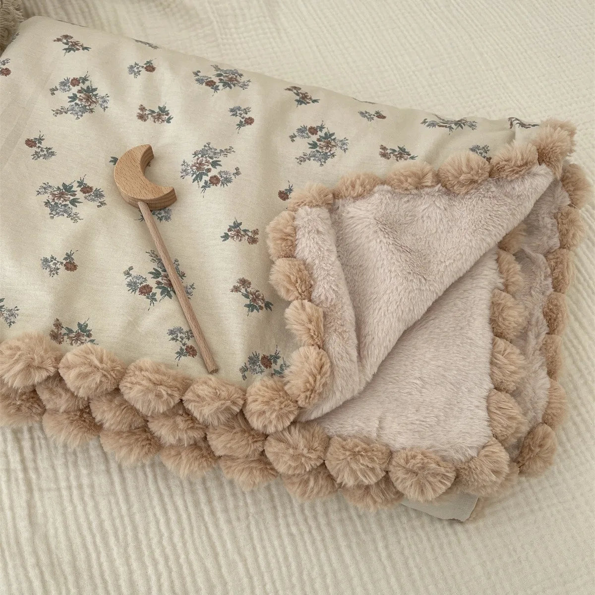 Couverture chaude d'hiver pour bébé avec pompon