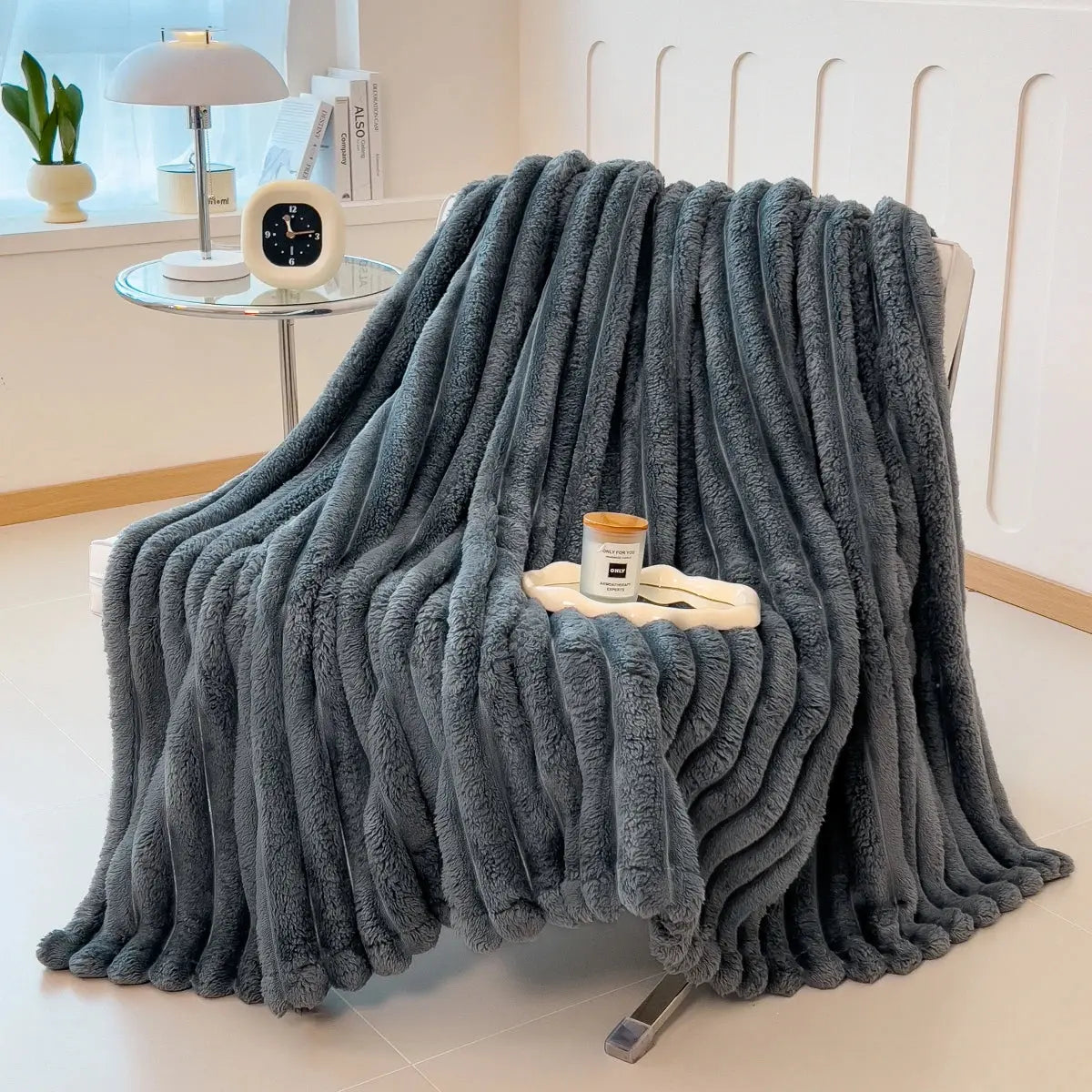 Couverture rayée gris foncé